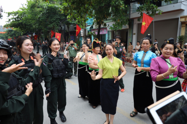 giao lưu ngẫu hứng giữa cbcs cand với người dân điện biên giữa giờ tập luyện-ảnh dân cường - an quỳnh-báo cand.jpg -1