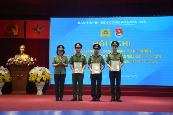 Tuyên dương nhà giáo trẻ CAND tiêu biểu và trao học bỗng Vừ A Dính cho học sinh, sinh viên -0