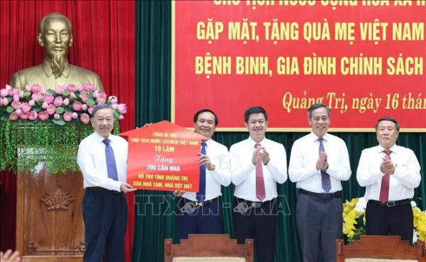 Party, State leader presents gifts to heroic mothers, war veterans in Quang Tri -0