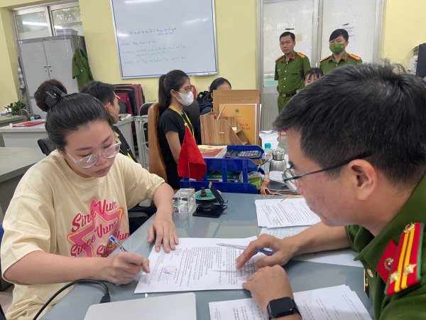 Phương thức, thủ đoạn tinh vi của đường dây chiếm đoạt tiền từ thẻ tín dụng  -0