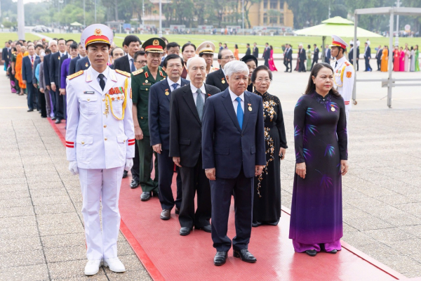 Đoàn đại biểu dự Đại hội đại biểu toàn quốc MTTQ Việt Nam lần thứ X vào Lăng viếng Chủ tịch Hồ Chí Minh -0