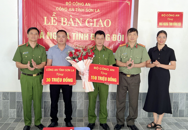 công an tỉnh nghiệm thu bàn giao nhà nghĩa tình đồng đội cho đồng chí thiếu tá đinh văn sơn.jpg -1