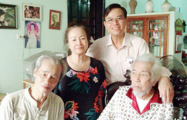 nhà văn xuân đức ngoài cùng bên trái và nsnd kim qúy ở giữa, nsnd xuân đàm ngoài cùng bên phải, ctv.jpg -0
