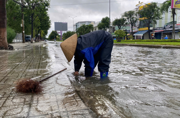 Mưa trắng trời, nhiều tuyến đường ở trung tâm tỉnh lỵ Quảng Nam ngập sâu -0