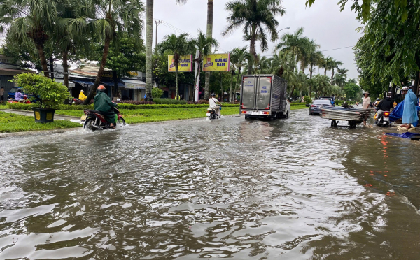 Mưa trắng trời, nhiều tuyến đường ở trung tâm tỉnh lỵ Quảng Nam ngập sâu -0