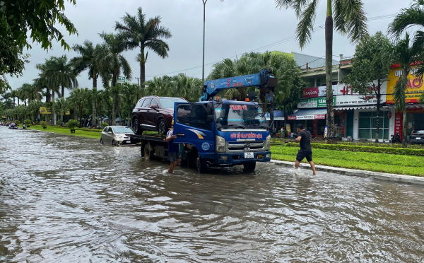 Mưa trắng trời, nhiều tuyến đường ở trung tâm tỉnh lỵ Quảng Nam ngập sâu -0