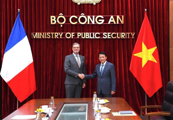 Minister Luong Tam Quang hosts French Ambassador -0