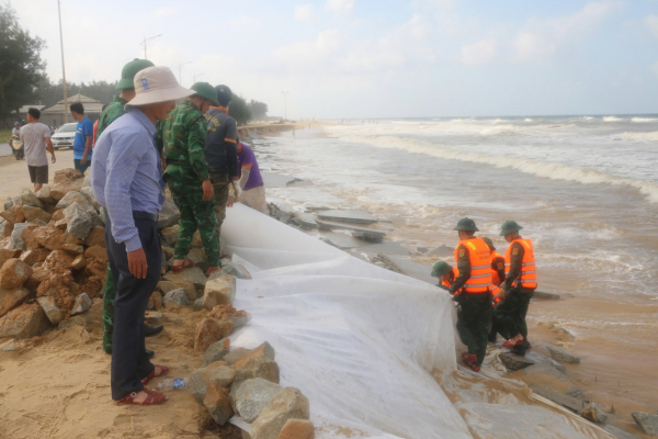 Hàng trăm người cùng đắp đá làm kè chống sạt bờ biển ở Huế -0