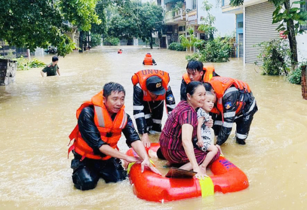 Chuyện của những người“cõng hàng” trong lũ -0