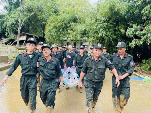 Chuyện của những người“cõng hàng” trong lũ -0