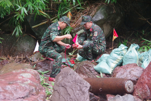 Hủy nổ thành công một quả bom từ trường  -0