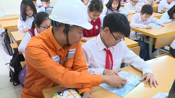 EVNHANOI tuyên truyền cho học sinh về sử dụng điện an toàn, tiết kiệm, phòng chống cháy nổ -3