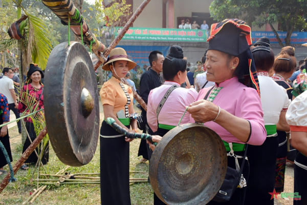3-phụ nữ dân tộc thái tỉnh điện biên biểu diễn cồng chiêng tại lễ hội thành bản phủ..jpg -1