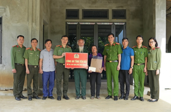 Công an tỉnh Yên Bái hỗ trợ hộ gia đình có hoàn cảnh khó khăn -0