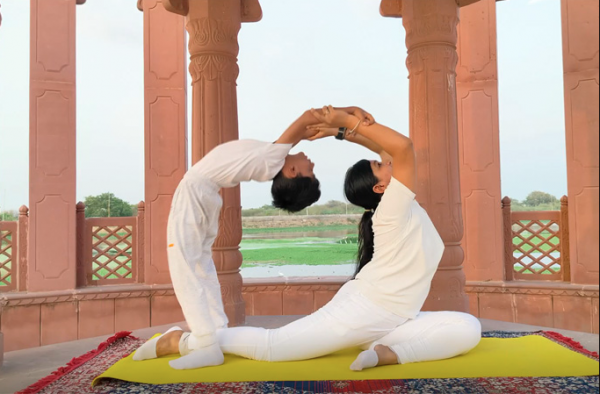 Huấn luyện viên yoga nhỏ tuổi nhất -0