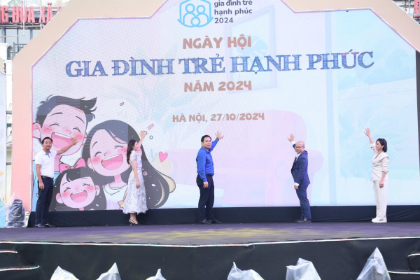 Tôn vinh 10 gia đình trẻ hạnh phúc tiêu biểu toàn quốc năm 2024 -0