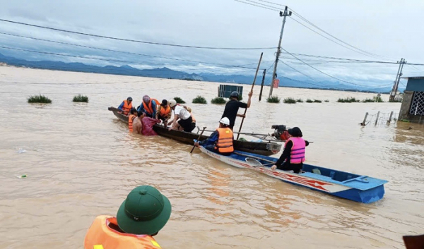 Lực lượng Công an ngày đêm gồng mình cứu dân thoát khỏi nguy hiểm -1