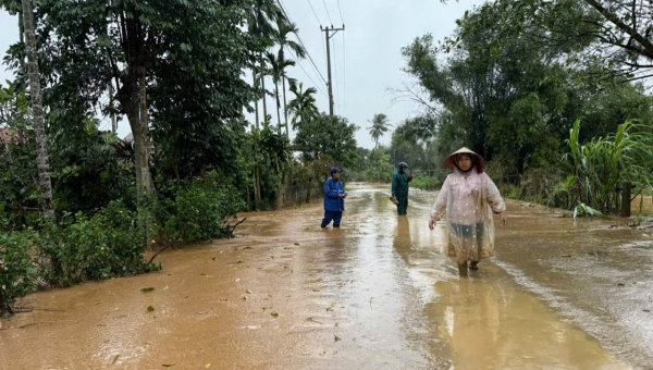 Công an Quảng Trị cào bùn non giúp dân khắc phục hậu quả mưa lũ -0