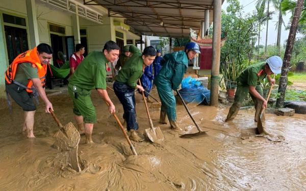 Công an Quảng Trị cào bùn non giúp dân khắc phục hậu quả mưa lũ -0