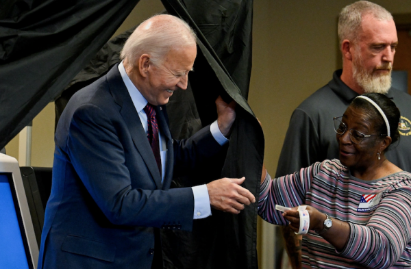 Tổng thống Joe Biden đi bỏ phiếu sớm tại bang Delaware -0