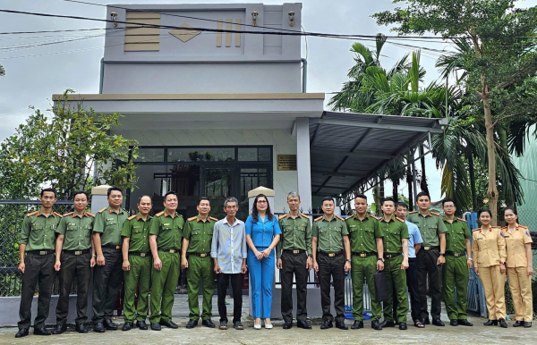 Bàn giao công trình sửa chữa, nâng cấp nhà cho thân nhân liệt sĩ CAND -0