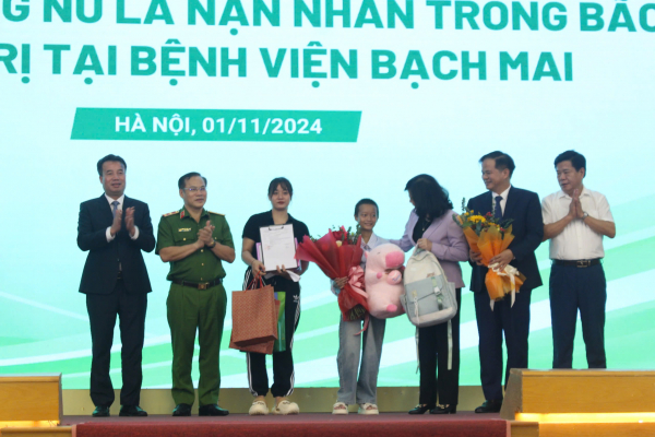 Bé gái Làng Nủ nguy kịch xuất viện sau 50 ngày điều trị -0