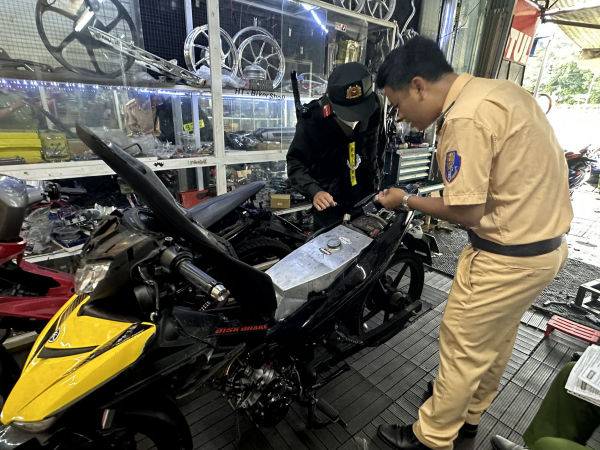 Phát hiện nhiều vi phạm tại các lò “độ chế” xe  -0