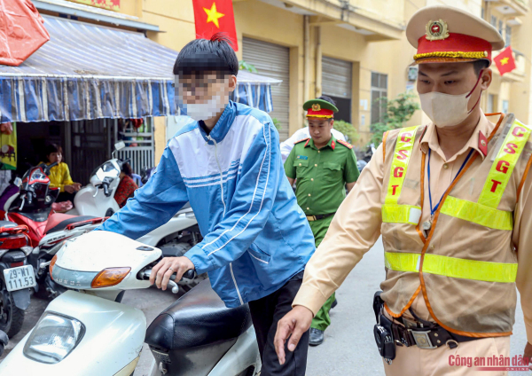 CSGT bí mật ghi hình, xử lý học sinh đi xe máy phân khối lớn đến trường -1