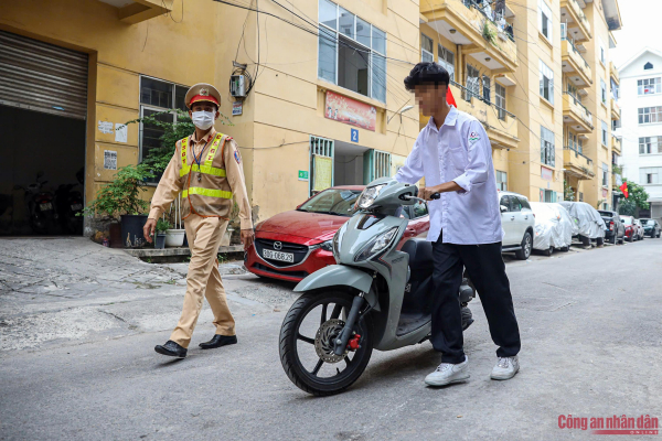 CSGT bí mật ghi hình, xử lý học sinh đi xe máy phân khối lớn đến trường -2