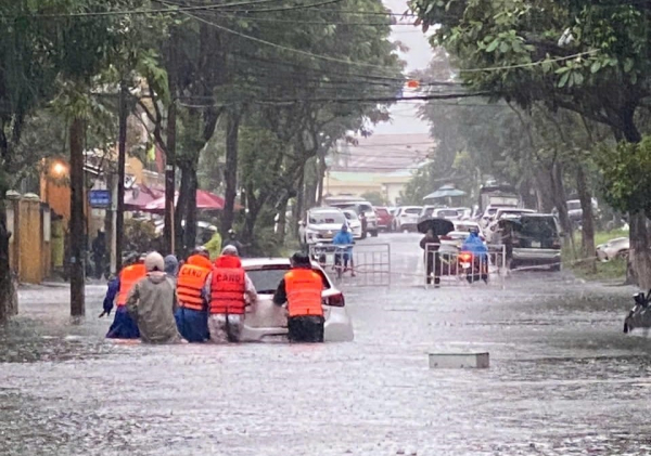 Đà Nẵng mưa lớn ngập nhiều tuyến đường ngập sâu và sạt lở núi  -0