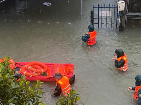 Đà Nẵng mưa lớn ngập nhiều tuyến đường ngập sâu và sạt lở núi  -0