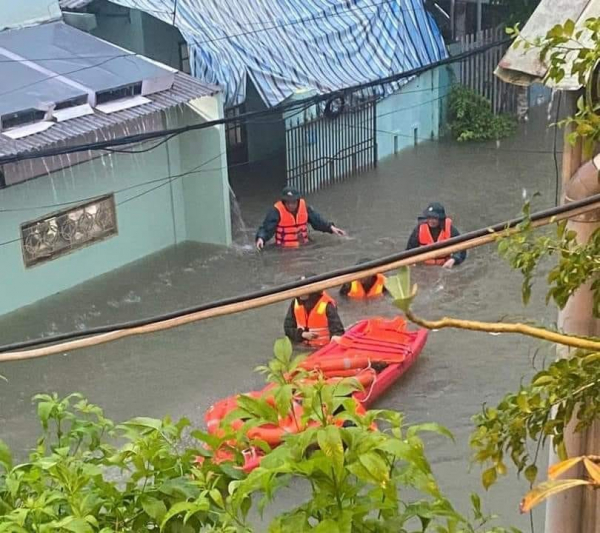 Đà Nẵng mưa lớn ngập nhiều tuyến đường ngập sâu và sạt lở núi  -0