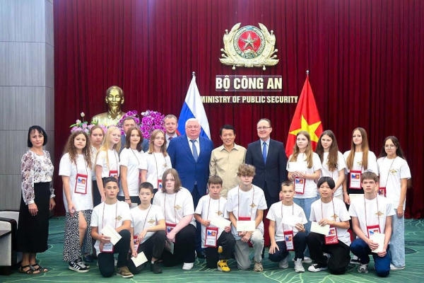 Minister Luong Tam Quang hosts children of Russian Ministry of Internal Affairs’ officials -0