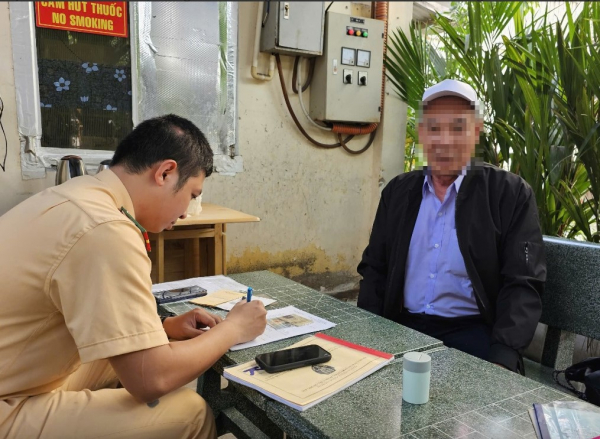 Vượt đèn đỏ, tài xế vừa bị nộp phạ, bị tước bằng lái vừa có nguy cơ mất việc -0