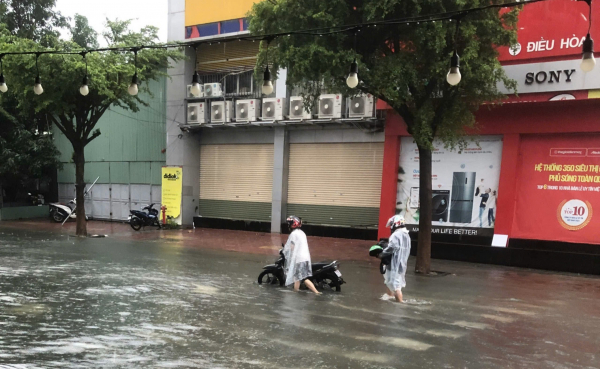 Đà Nẵng mưa lớn ngập nhiều tuyến đường ngập sâu và sạt lở núi  -1