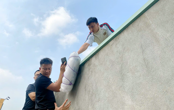 Triệt phá đường dây buôn bán vũ khí xuyên quốc gia “khủng”, thu giữ hơn 500 khẩu súng -2