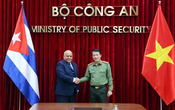 Minister Luong Tam Quang hosts outgoing Cuban Ambassador -0