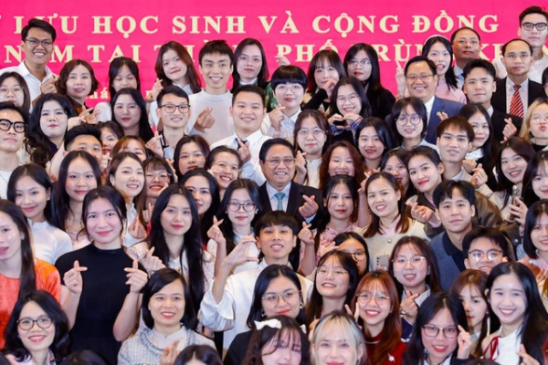 Thủ tướng gặp lưu học sinh và cộng đồng người Việt Nam tại Trùng Khánh, Trung Quốc -0