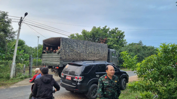 Hàng nghìn người tham gia tìm kiếm xác máy bay Y-130 -0