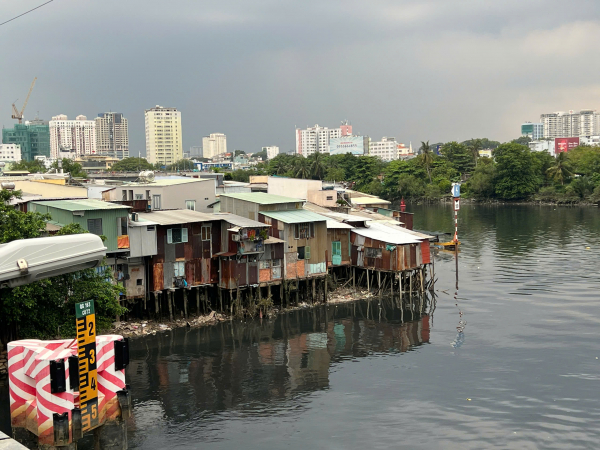 Nhiều khó khăn trong việc di dời nhà ven kênh rạch -0