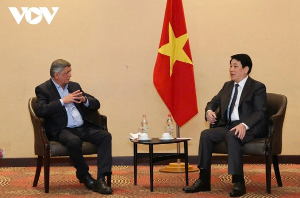 President Luong Cuong meets with Chilean communist chief -0