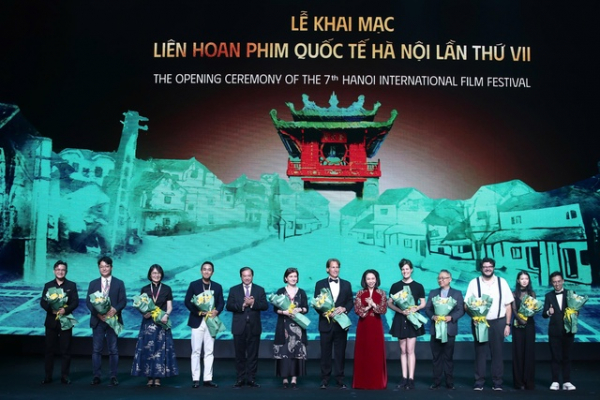 ban tổ chức lhp tặng hoa ban giám khảo lhp.jpg -0