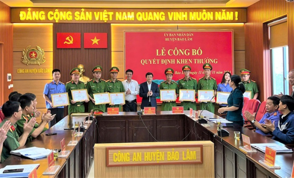 Bắt nhóm “lâm tặc”, nhiều cán bộ Công an được khen thưởng -0