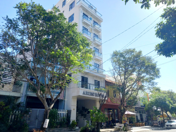 Lần đầu tiên cưỡng chế “cắt ngọn” hai tầng tại một khách sạn ở trung tâm TP Tuy Hòa -0