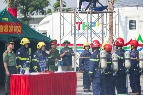 Ấn tượng màn diễn tập của cảnh sát phòng cháy chữa cháy, cứu nạn cứu hộ tại Hải Phòng -1