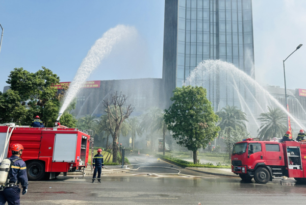 Ấn tượng màn diễn tập của cảnh sát phòng cháy chữa cháy, cứu nạn cứu hộ tại Hải Phòng -0