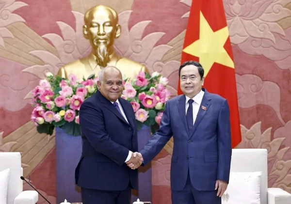 Top legislator praises ambassador’s dedication to Vietnam - Cuba ties -0