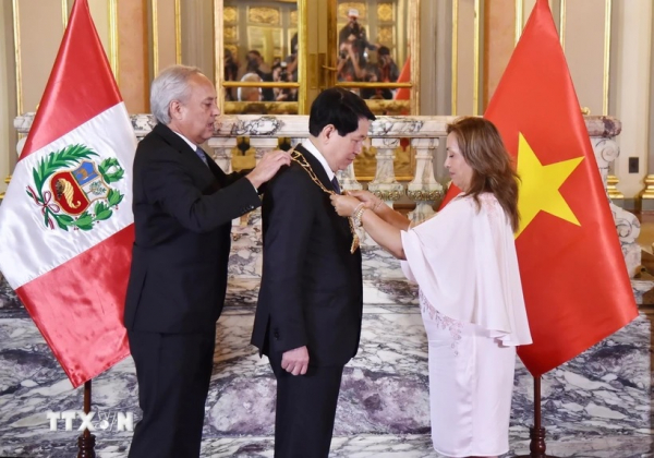 Tổng thống Peru trao Huân chương “Mặt trời Peru” tặng Chủ tịch nước -0