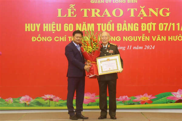 Thượng tướng Nguyễn Văn Hưởng đón nhận Huy hiệu 60 năm tuổi Đảng -0