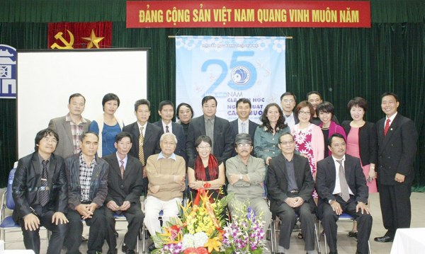nha tho vu quan phuong phan thi thanh nhan nhà van chu lai nha tho bang viet và lơp sang tac vh khoa 1 nhan ky niem 25 nam.jpg -0